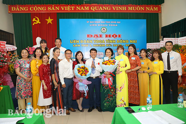 Các đại biểu, Chủ tịch danh dự Liên đoàn chụp hình lưu niệm với Ban chấp hành Liên đoàn Yoga tỉnh Đồng Nai nhiệm kỳ (2022 - 2027)