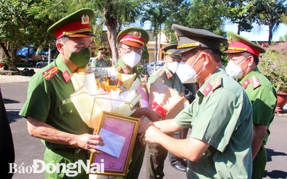 Lãnh đạo Công an tỉnh trao thưởng cho Công an TP.Long Khánh trong việc bắt giữ đối tượng bắt cóc con tin, cướp tài sản vào cuối năm 2021. Ảnh: Trần Danh