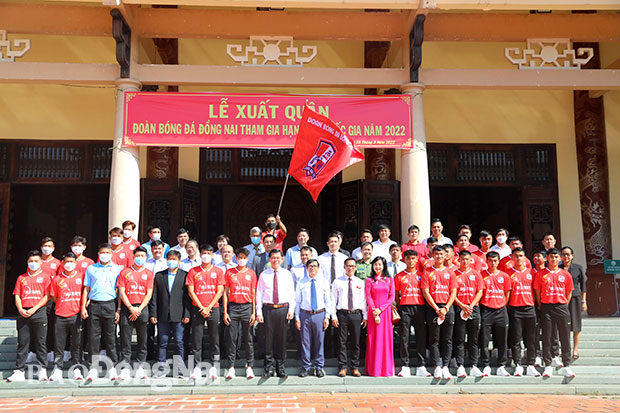 Bí thư Tỉnh ủy Nguyễn Hồng Lĩnh, lãnh đạo tỉnh, các đại biểu chụp hình lưu niệm với đội bóng Đồng Nai tại Văn miếu Trấn Biên.