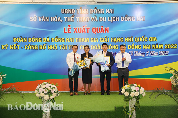 Phó giám đốc Sở VH-TTDL Nguyễn Xuân Thanh và Giám đốc Trung tâm Huấn luyện và thi đấu TDTT tỉnh Bùi Anh Vũ tặng hoa, thư cám ơn cho các nhà tài trợ