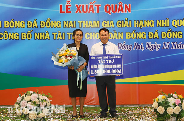 Đại diện Công ty TNHH Thương mại Thể thao Hải Thanh trao bảng tượng trưng tài trợ cho đội bóng đá Đồng Nai