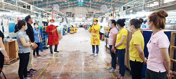 Lãnh đạo và công đoàn Công ty TNHH Changshin Việt Nam xuống xưởng động viên công nhân sản xuất dịp cuối năm 2021