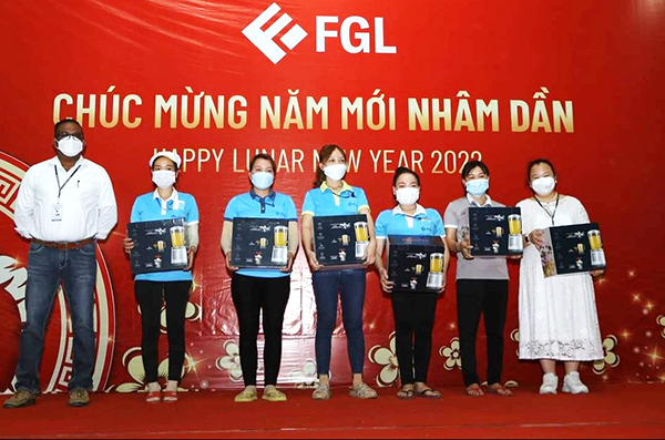 Lãnh đạo Công ty TNHH Fashion Garments - chi nhánh H.Tân Phú chúc Tết,tặng quà cho công nhân