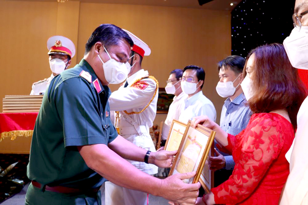 Thiếu tướng Đỗ Văn Bảnh, Phó chính ủy Quân khu 7 trao khen thưởng cho Ban Chính trị - văn hóa xã hội Báo Đồng Nai