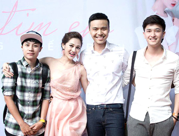 Đạo diễn Đinh Hà Uyên Thư (bìa trái) cùng các nghệ sĩ trong buổi ra mắt MV của ca sĩ Bảo Anh
