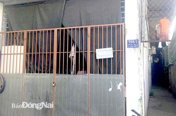 Từ khi dịch bệnh Covid-19 xảy ra, nhiều dãy trọ ở TP.Biên Hòa thường xuyên treo bảng cho thuê phòng trọ, chờ khách đến thuê. Ảnh: Thanh Hải