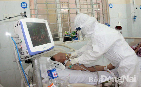 Bệnh nhân Covid-19 mức độ nặng được chăm sóc tại Bệnh viện Đa khoa khu vực Long Khánh.