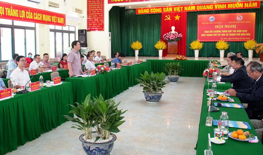 Lãnh đạo thành phố Biên Hòa trao đổi, chia sẻ kinh nghiệm phát triển thành phố Biên Hòa tại hội nghị
