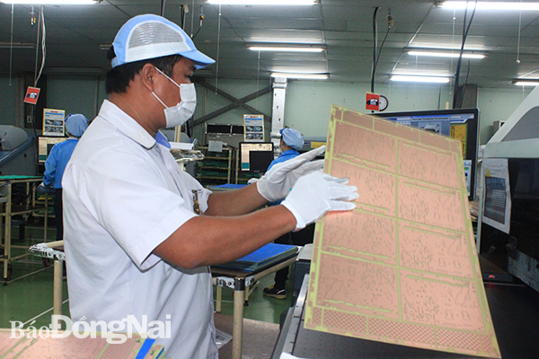 Người lao động tại doanh nghiệp ở KCN Biên Hòa 2 trong giờ sản xuất