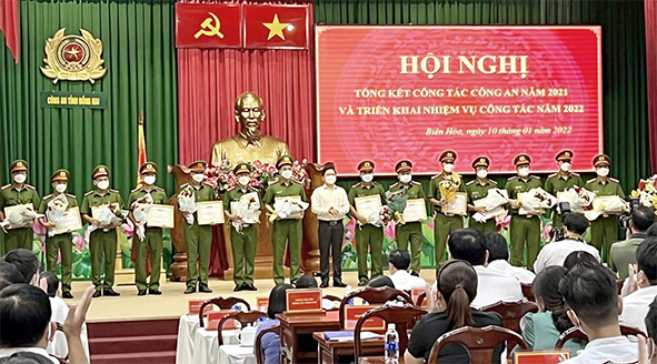Lãnh đạo UBND TP.Biên Hòa khen thưởng các cán bộ trinh sát Đội Cảnh sát hình sự Công an TP.Biên Hòa vì đã có thành tích trong giữ gìn an ninh trật tự năm 2021