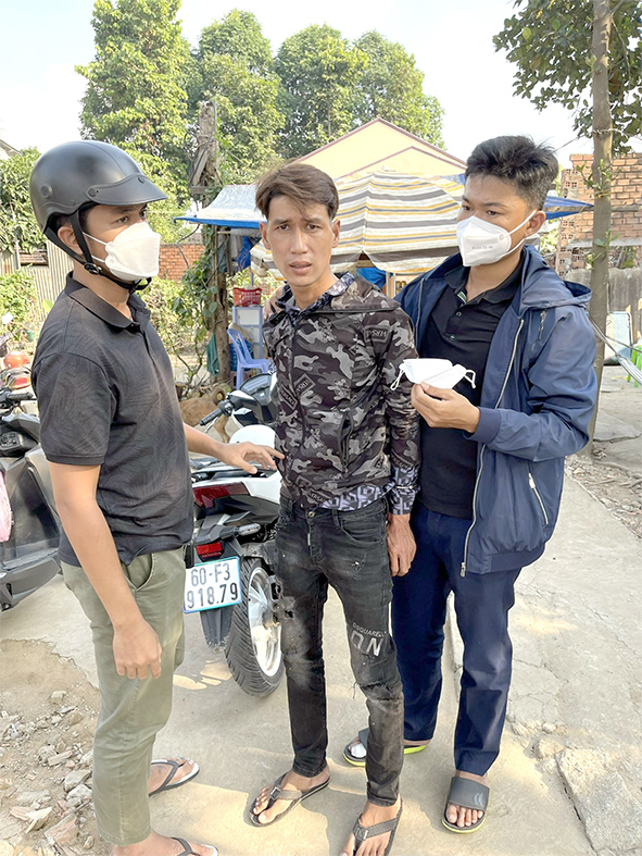 Các trinh sát Đội Cảnh sát hình sự Công an  TP.Biên Hòa khống chế đối tượng Hồ Phương Hùng sau khi thực hiện vụ cướp tài sản