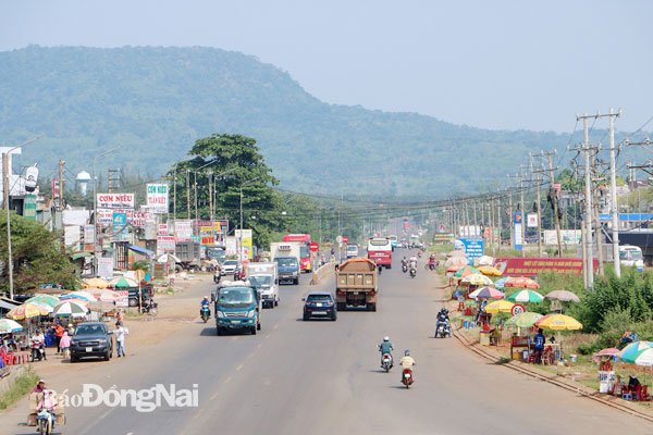 Quốc lộ 20 quá tải và thường xuyên xảy ra tình trạng kẹt xe. Ảnh: Quỳnh Nhi