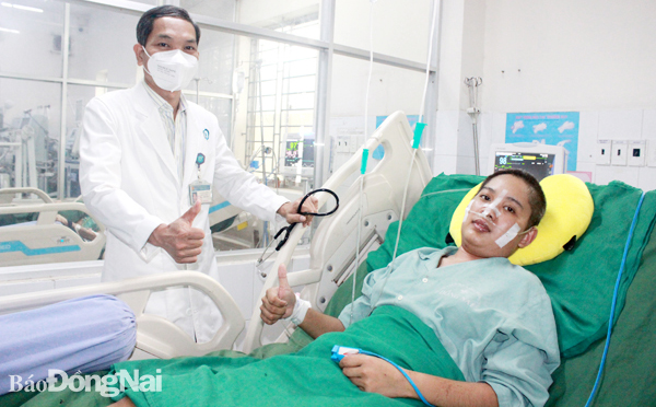 Bệnh nhân N.T.T.T. vui vẻ giơ biểu tượng “hài lòng” cùng BS Lâm Hùng Hạnh, Trưởng khoa Hồi sức tích cực chống độc Bệnh viện Đa khoa Thống Nhất. Ảnh: H.Dung