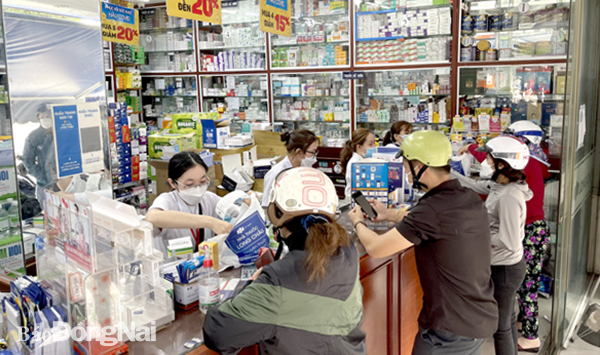 Người dân mua thuốc tại nhà thuốc Long Châu trên đường Phan Đình Phùng (TP.Biên Hòa). Ảnh: K.Liễu