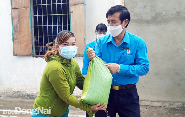 Đại diện Liên đoàn Lao động H.Trảng Bom hỗ trợ lao động bị ảnh hưởng do dịch bệnh