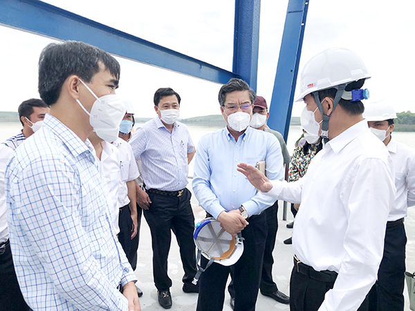 Bí thư Tỉnh ủy Nguyễn Hồng Lĩnh và đoàn công tác của tỉnh, H.Long Thành thăm công trình chứa nước hồ Cầu Mới