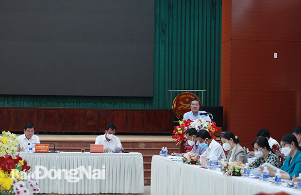 Bí thư Huyện ủy Long Thành Dương Minh Dũng báo cáo tại buổi làm việc