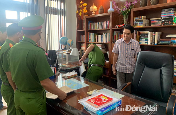 Lực lượng công an tiến hành khám xét nhà của ông Nguyễn Tấn Long