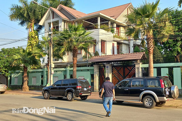 Ngay từ sáng sớm, nhiều xe ô tô mang biển số xanh đã có mặt trước căn biệt thự của ông Nguyễn Tấn Long tại KP.2, P.Bửu Long để thực hiện việc khám xét