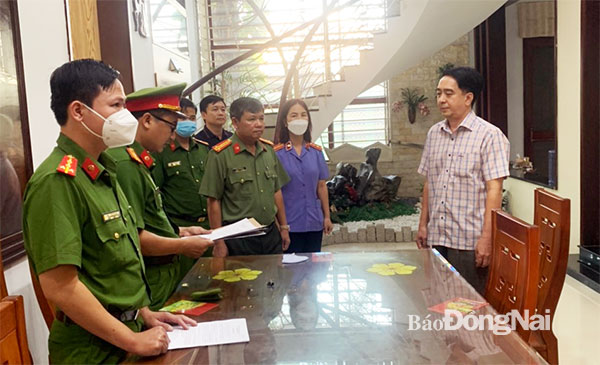 Cán bộ điều tra Công an tỉnh đọc lệnh bắt tạm giam đối với ông Nguyễn Tấn Long