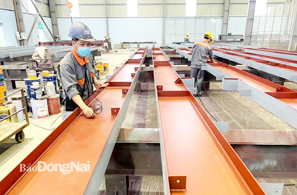 Sản xuất kết cấu thép lớn tại Công ty CP Kết cấu thép GSB. Ảnh: Đào Lê