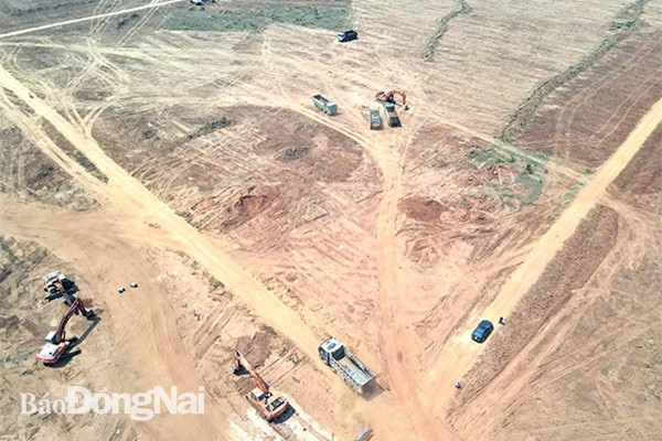 Đồng Nai hiện đã bàn giao 1.285ha thuộc khu vực 1.810ha phục vụ xây dựng sân bay Long Thành giai đoạn 1 và 195ha thuộc khu vực 722ha dự trữ đất dôi dư. Tỉnh dự kiến sẽ bàn giao toàn bộ diện tích 2.532ha để chủ đầu tư tiếp tục triển khai hạng mục san nền trên toàn bộ diện tích xây dựng sân bay Long Thành giai đoạn 1 trong tháng 3-2022