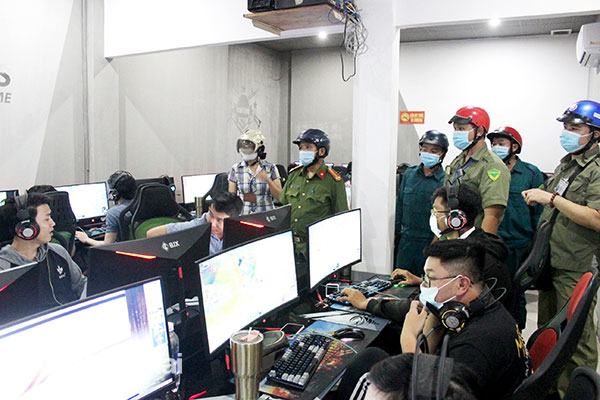 Tổ công tác của UBND P.Bửu Long (TP.Biên Hòa) kiểm tra, nhắc nhở công tác phòng, chống dịch tại một tiệm game trên địa bàn phường. Ảnh: Kim Liễu