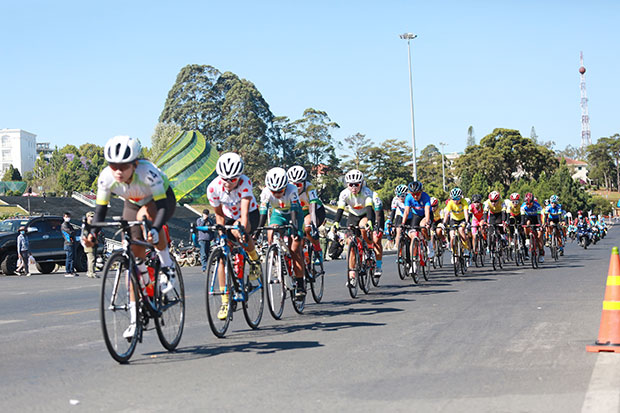 Các tay đua nữ tranh tài quanh hồ Xuân Hương trong Ngày quốc tế tôn vinh phụ nữ 8-3