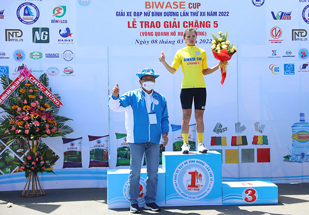 Tay đua Đinh Thị Như Quỳnh (Biwase Bình Dương) mặc áo vàng sau 5 chặng