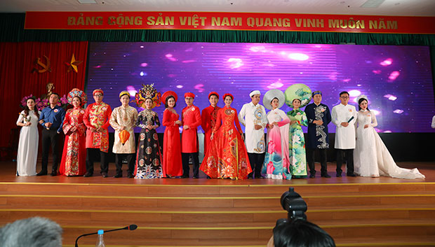 Các thí sinh tham dự phần thi trang phục áo dài