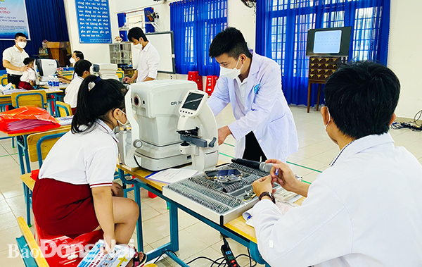 Học sinh Trường tiểu học Sông Mây được khám măt trong chương trình mắt học đường (Ảnh: Huyện đoàn Vĩnh Cửu cung cấp)