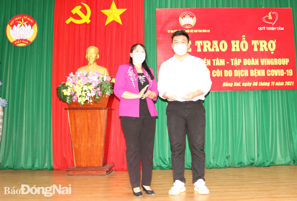 Chủ tịch Hội LHPN Việt Nam tỉnh Lê Thị Thái trao tặng học bổng cho em Lê Đăng Trường (xã Đại Phước, H.Nhơn Trạch) mồ côi cha do Covid-19 và có mẹ đang điều trị bệnh thận