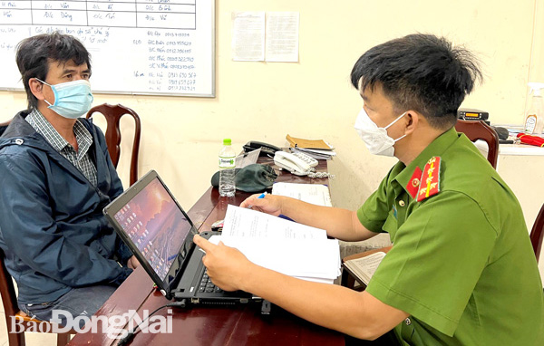 Công an làm việc với một đối tượng tham gia đường dây mua bán phụ nữ qua Campuchia để làm gái mại dâm. Ảnh: Trần Danh