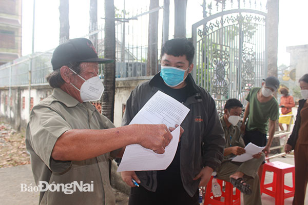 Đeo khẩu trang nơi đông người để bảo vệ sức khỏe bản thân và những người xung quanh