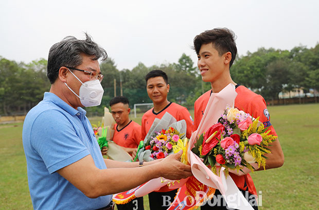 Bí thư Huyện ủy Long Thành Dương Minh Dũng tặng hoa cho cầu thủ hai đội tham dự trận khai mạc