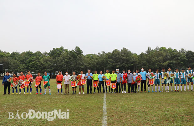 Bí thư Huyện ủy Long Thành Dương Minh Dũng cùng ban tổ chức tặng hoa, cờ lưu niệm cho hai đội thi đấu trận khai mạc.