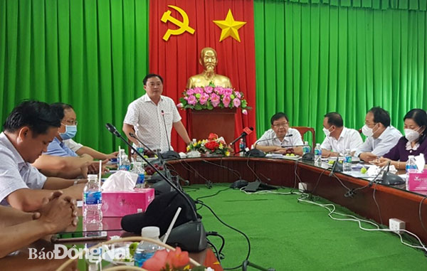 Bí thư Huyện ủy Thống Nhất chia sẻ thông tin tại buổi họp mặt báo chí