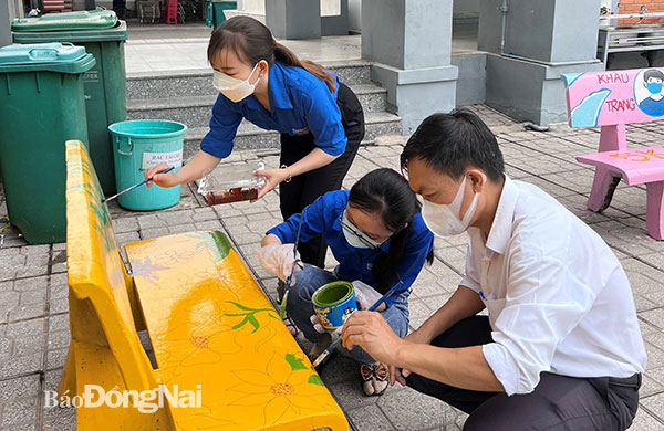 Đoàn viên thanh niên H.Nhơn Trạch thực hiện công trình thanh niên Ghế đá sắc màu (Ảnh: Huyện đoàn Nhơn Trạch cung cấp)