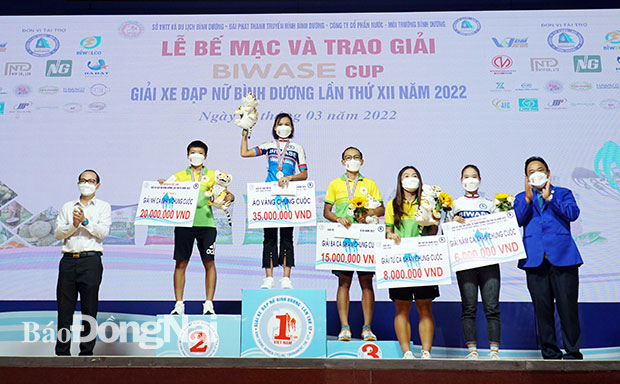 Ban tổ chức trao giải cho các tay đua giành thứ hạng cao cá nhân