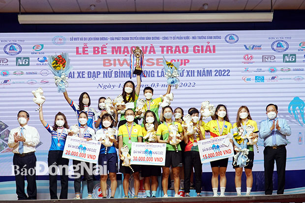 Đội Công ty CP Tập đoàn Lộc Trời đoạt cúp vô địch đồng đội
