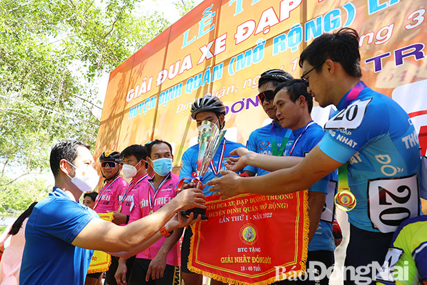 Phó giám đốc Trung tâm Huấn luyện và thi đấu TDTT tỉnh Huỳnh Trúc Phương trao cúp vô địch đồng đội nhóm 18-40 tuổi cho đội Thống Nhất 3