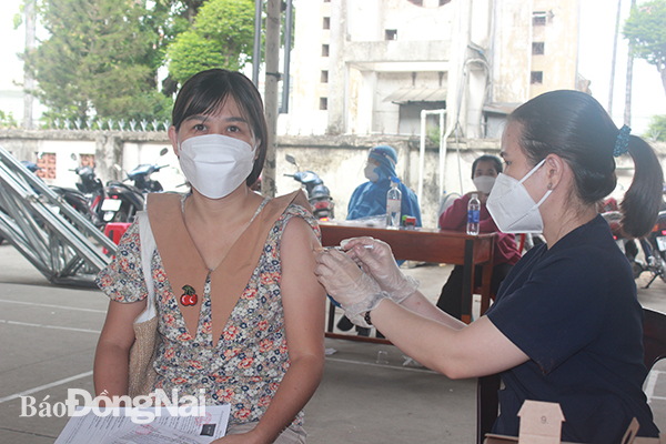  Tiêm vaccine phòng Covid-19 mũi 3 cho người dân tại TP.Biên Hòa.