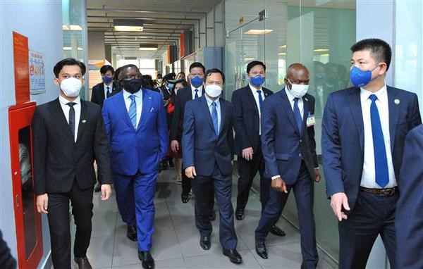 President of Sierra Leone Julius Maada Bio (the second from the left, second row) visits FPT University.