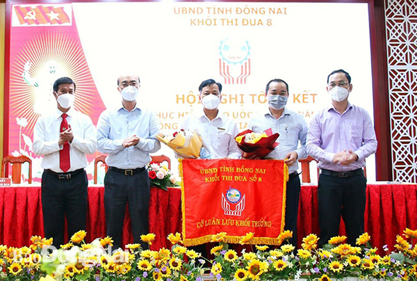 Khối thi đua số 8 đã luân chuyển khối trưởng năm 2022 cho đơn BIDV chi nhánh Nam Đồng Nai. (Ảnh: CTV)