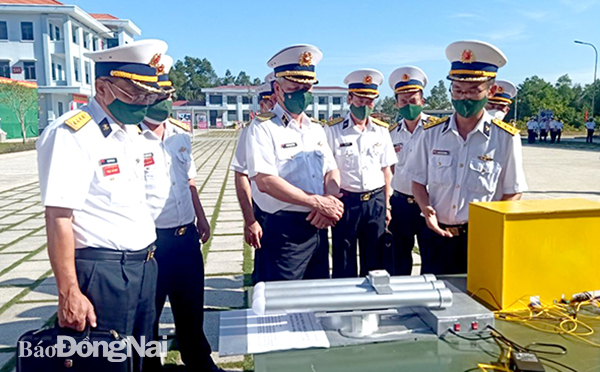 Chuẩn đô đốc Phạm Mạnh Hùng, Phó tư lệnh, Tham mưu trưởng Quân chủng Hải quân (thứ 3 từ trái qua) cùng thủ trưởng Vùng 2 Hải quân kiểm tra công tác chuẩn bị huấn luyện tại Trung tâm Huấn luyện Vùng 2 Hải quân