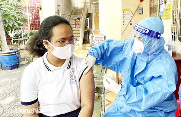 Tiêm vaccine ngừa Covid-19 cho học sinh tại Trường THCS Nguyễn Bỉnh Khiêm (TP.Biên Hòa)