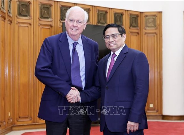 Prime Minister Pham Minh Chinh (R) hosts Thomas Vallely, Director of the Vietnam Program at Harvard University.