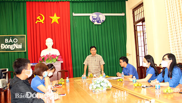 Tổng Biên tập Báo Đồng Nai Đào Văn Tuấn phát biểu tại buổi lễ họp mặt