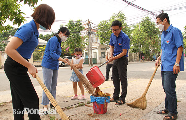 Đoàn viên thanh niên Chi đoàn Báo Đồng Nai dọn dẹp vệ sinh môi trường hưởng ứng chương trình “Ngày chủ nhật xanh”