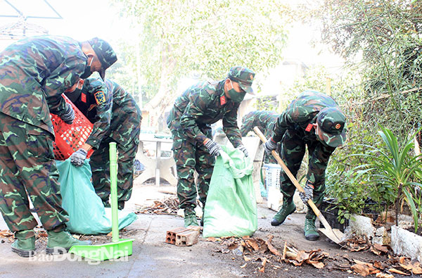 Cán bộ, chiến sĩ Lữ đoàn pháp binh 75 tham gia hưởng ứng ngày chủ nhật xanh do Thành đoàn Biên Hòa phát động tại P.Tam Hòa, TP.Biên Hòa (Ảnh: Nga Sơn)